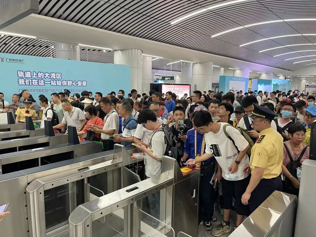 大灣區(qū)大號(hào)地鐵通車(chē)現(xiàn)場(chǎng) 大灣區(qū)大號(hào)地鐵通車(chē)現(xiàn)場(chǎng)